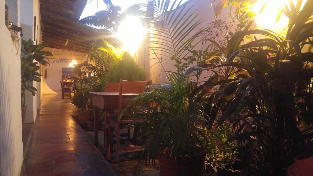 Casa Nica Leon Hostel Exterior photo